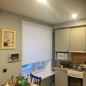 Закрытые рулонные шторы на кухне